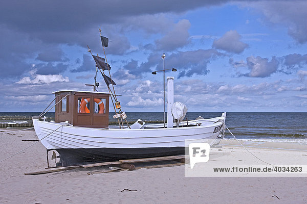 Fischerboot am Strand  Seebad Koserow  Insel Usedom  Mecklenburg-Vorpommern  Deutschland  Europa