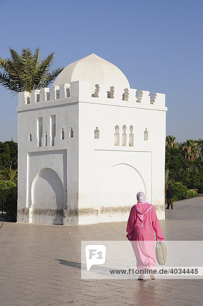 Verschleierte Frau vor der kleinen Zitadelle an der Koutoubiya-Moschee  Marrakesch  Marokko  Afrika