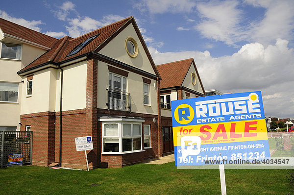 Schild Haus zu verkaufen im Seebad Frinton-on-Sea  Essex  England  Vereinigtes Königreich  Europa