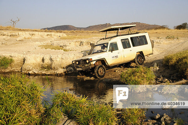 Auto durchquert Flusslauf  Serengeti National Park  Tansania  Afrika