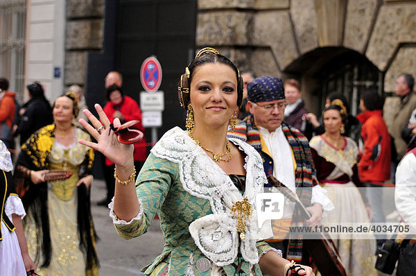 Frau in Tracht  Trachtengruppe auf dem traditionellen Trachtenumzug zum Oktoberfest  München  Bayern  Deutschland  Europa