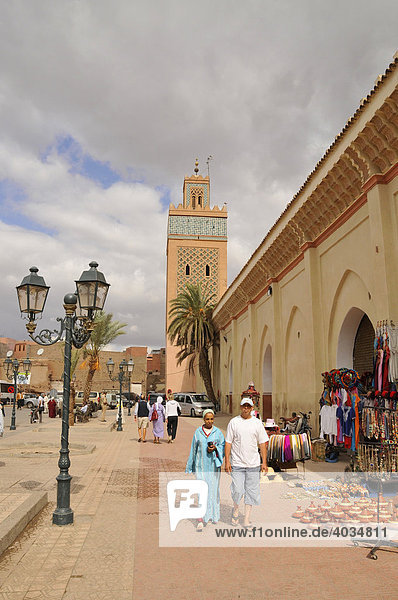 Moroccan couple in front of the tower of the Kasbah Mosque  Marrakesh  Morocco  Africa