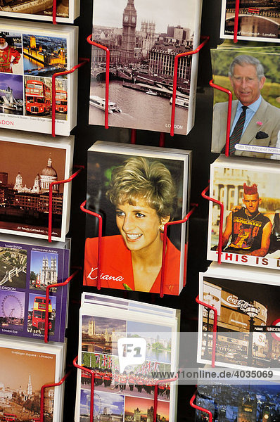 Postkarte mit Bild von Lady Diana an einem Kiosk am Picadilly Circus  London  England  Großbritannien  Europa