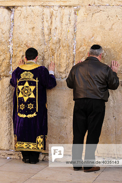 Betende jüdische Gläubige beim Gebet an der Klagemauer  Jerusalem  Israel  Naher Osten  Orient