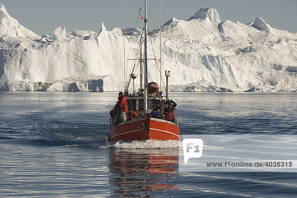 Fishing boat in front of icebergs in Disko Bay  UNESCO World Heritage Site  Ilulissat  Jakobshavn  Greenland  Denmark