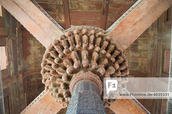 Central pillar of the Diwan-i-Khas  UNESCO World Heritage Site  Fatehpur Sikri  Uttar Pradesh  India  South Asia