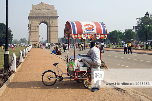 Straßenverkäufer vor dem Amar Jawan Jyoti  India Gate  Delhi  Indien  Südasien