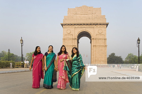 Inderinnen vor dem Amar Jawan Jyoti  India Gate  Delhi  Indien  Südasien