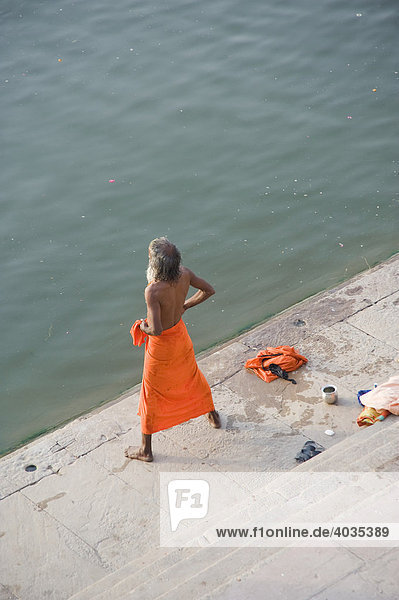 Indian man doing the traditional morning ablution at the ghats  Varanasi  Benares  Uttar Pradesh  India  South Asia