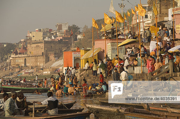 Indians at the ghats of the Ganges River  Varanasi  Benares  Uttar Pradesh  India  South Asia