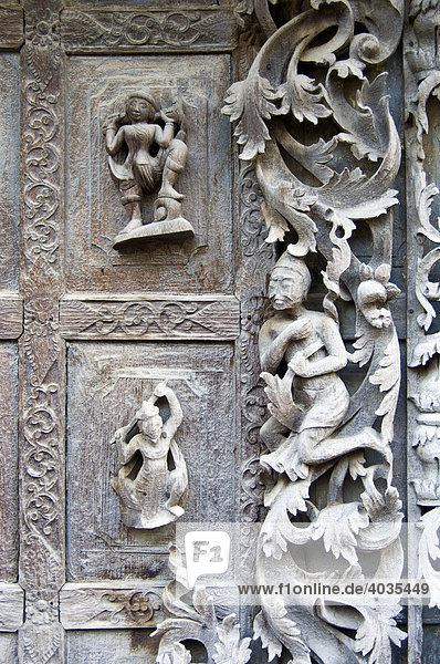 Geschnitzte Figuren auf Teakholztür  Kloster Shwe In Bin Kyaung  Mandalay  Burma  Birma  Myanmar  Südostasien