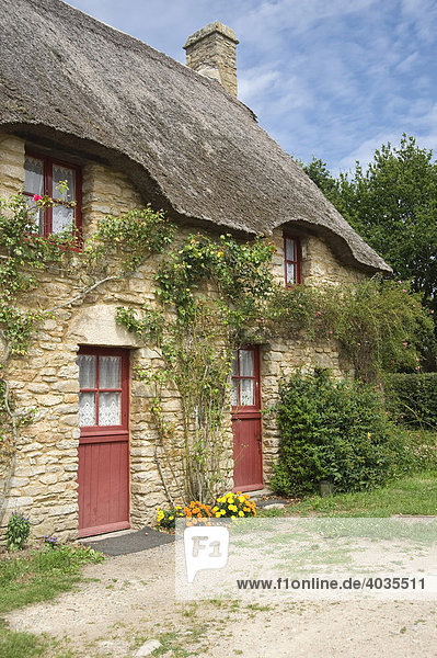Strohgedecktes Haus  Dorf Kerhinet  Regionaler Naturpark BriËre oder Grande BriËre  Pays de Loire  Frankreich  Europa