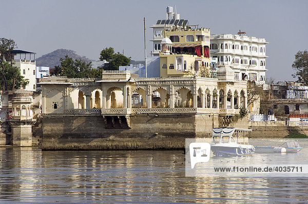 Gebäude am Pichola-See  Udaipur  Rajasthan  Indien  Südasien