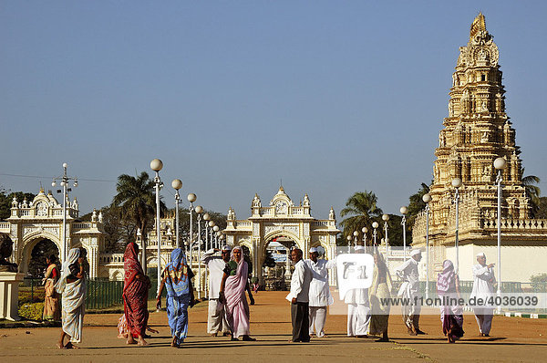 Indians in front of Amba Vilas city palace  Mysore  Karnataka  India  South Asia
