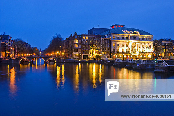 Fluss Amstel und Koninklur Theater  Königliches Theater  Amsterdam  Holland  Niederlande  Europa
