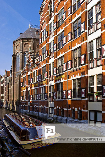 Fabrikgebäude an Vorburgwal mit Grachtenboot  Amsterdam  Holland  Niederlande  Europa