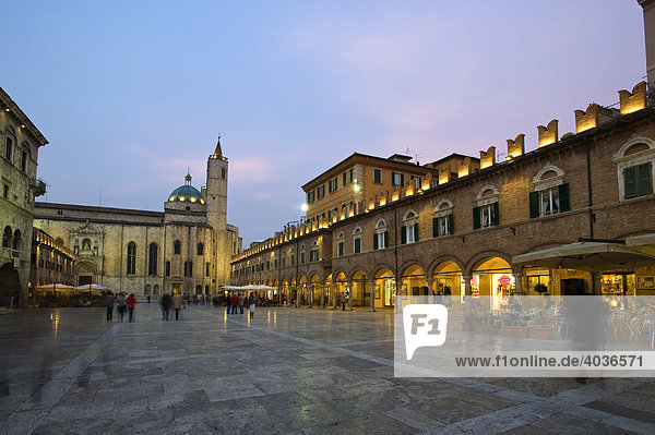 Piazza del Popolo mit San Lorenzo und Arkaden  Ascoli Piceno  Marken  Marche  Italien  Europa