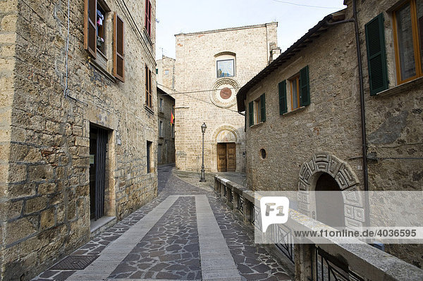 San Francesco und Gasse in der Altstadt von Civitella del Tronto  Abruzzo  Abruzzen  Italien  Europa