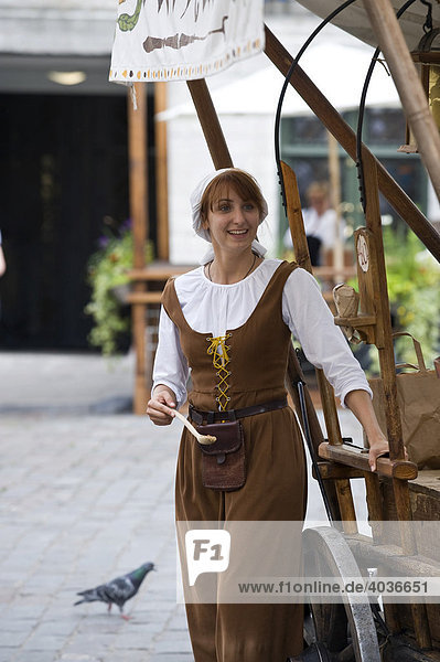 Mandelverkäuferin mit traditioneller Kleidung in der Altstadt  Tallinn  Estland  Baltikum  Nordosteuropa