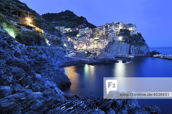 Das Dorf Manarola am Abend  an der Steilküste  Ligurien  Cinque Terre  Italien  Europa