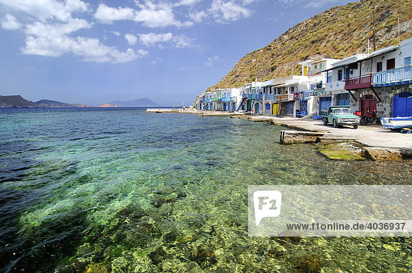 Das Fischerdorf Klima am grünen Meerwasser auf Milos  Kykladen  Griechenland  Europa