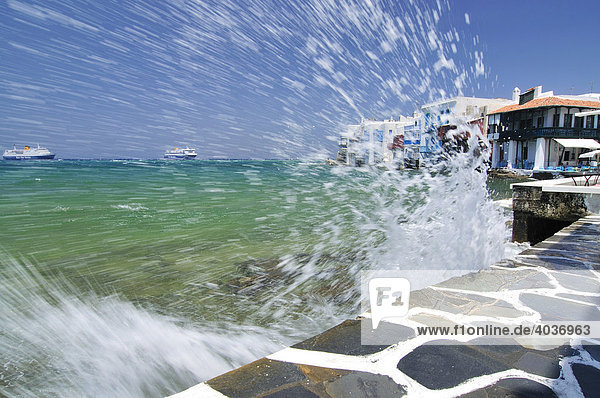 Hafenpromenade mit spritzender Welle von Little Venice  Mykonos  Kykladen  Griechenland  Europa