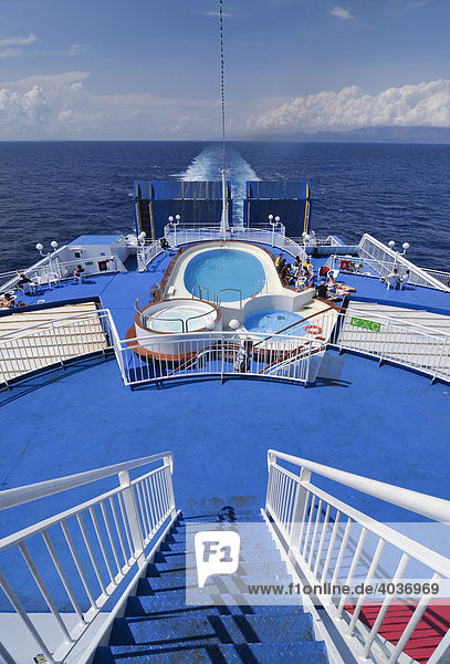 Sonnendeck mit Swimming Pool auf der Autofähre von Italien nach Griechenland  Minoan Lines  Mittelmeer  Europa