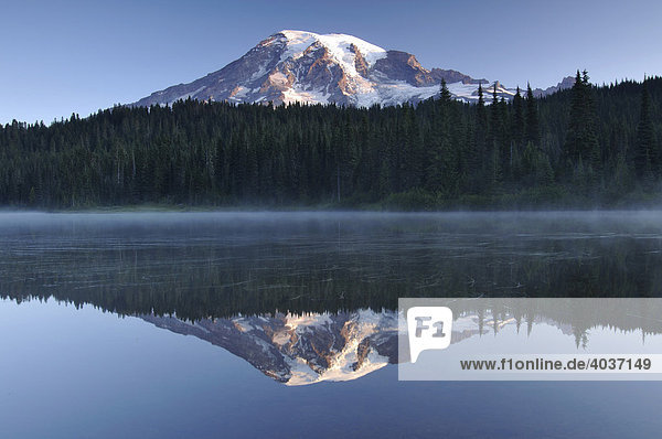 Mt. Rainier spiegelt sich in einem See  Mount Rainier Nationalpark  Washington  USA  Nordamerika