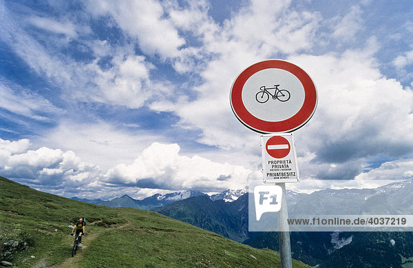 Bike Verbot  Radfahren Verboten Schild  Brenner-Grenzkamm-Straße  Alpen  Tirol  Österreich  Europa