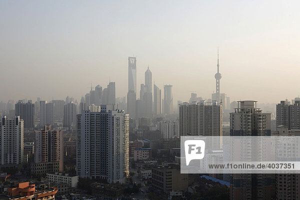Skyline  hinten Pudong mit Pearl-Tower  Jin-Mao  und World-Financial-Center  Shanghai  China  Asien