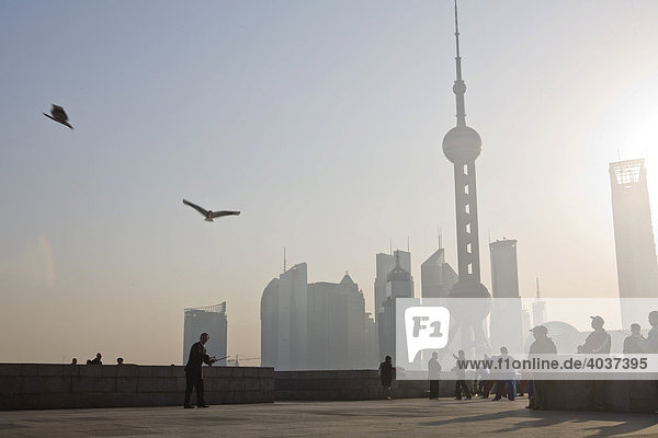 People flying kites at the Bund  in front of the Pudong Skyline  Shanghai  China  Asia