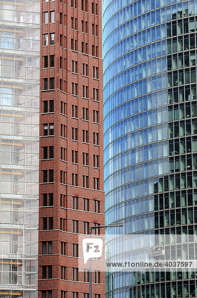 Drei Hochhäuser am Potsdamer Platz  architektonische Details  von links nach rechts: PwC  PricewaterhouseCoopers  Kollhoff-Tower  BahnTower  Berlin  Deutschland  Europa