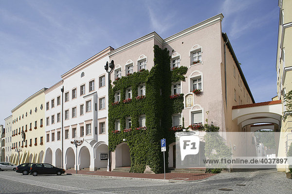 Hausfassade mit Wildem Wein bewachsen  Stadtplatz  Mühldorf am Inn  Oberbayern  Bayern  Deutschland  Europa