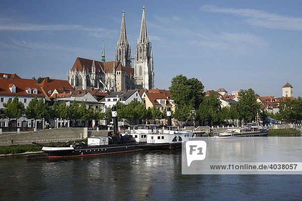 Dom und Museumsschiff  Regensburg  UNESCO Weltkulturerbe  Donau  Oberpfalz  Bayern  Deutschland  Europa