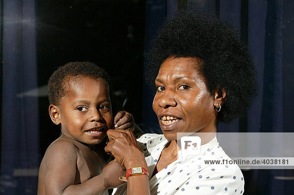 Künstlerin Jane Wena mit Sohn  Port Moresby  Papua Neuguinea  Melanesien