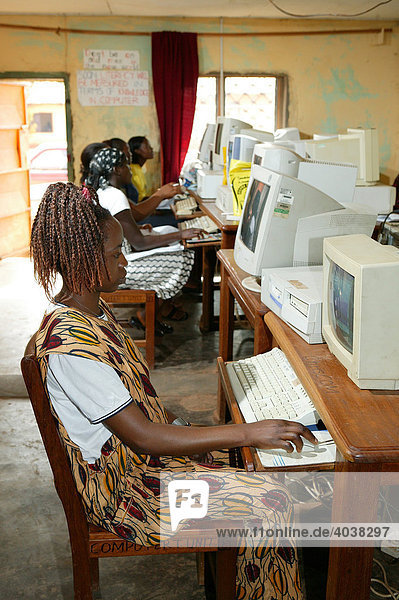 Junge Frauen im einem Computerraum Frauenbildungszentrum Bamenda Kamerun Afrika