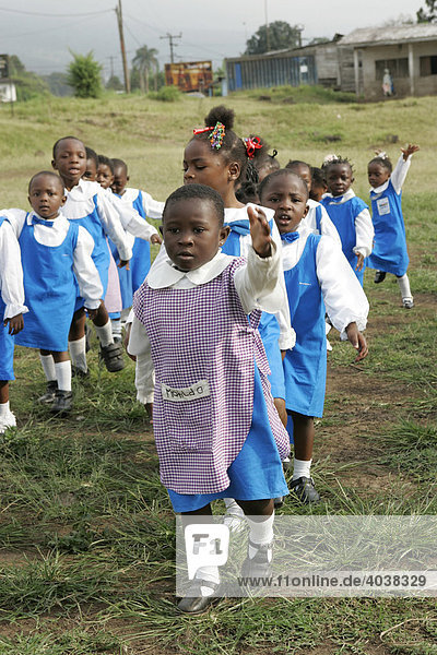 Vorschulkinder in Uniform beim morgendlichen Exerzieren  Buea  Kamerun  Afrikaa