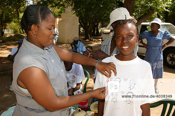 Frauen mit AIDS-Schleife  AIDS Support Group  Francistown  Botswana  Afrika