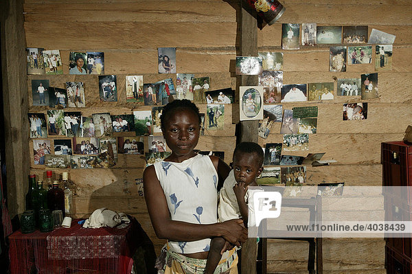 AIDS/HIV Kranke mit ihrem Kind  Portrait  in ihrer Wohnung  Manyemen  Kamerun  Afrika