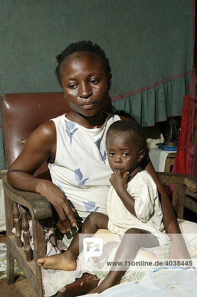 AIDS/HIV Kranke mit Kind  Portrait  in ihrer Wohnung  Manyemen  Kamerun  Afrika