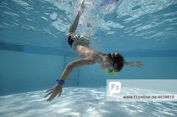 6-jähriger Junge mit Taucherbrille taucht im Pool  Unterwasseraufnahme  Villasimius  Sardinien  Italien  Europa