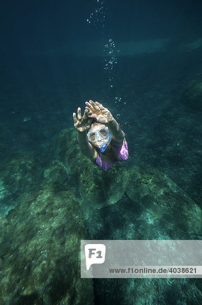 Frau mit Schnorchel und Taucherbrille taucht im Meer  Unterwasseraufnahme  Villasimius  Sardinien  Italien  Europa