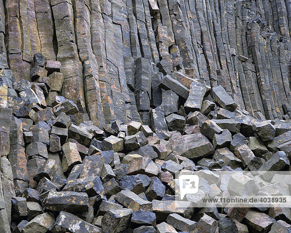 Steinbruch  Basaltstein Abbau  Basaltfeld  hinten Basaltsäulen