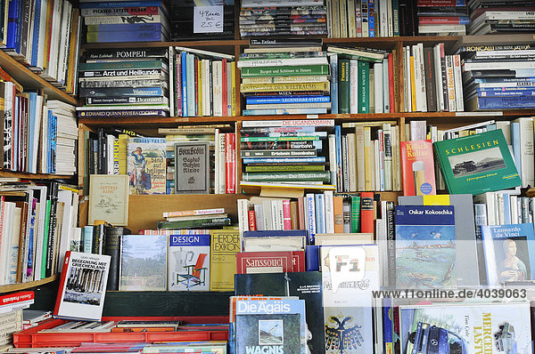 Bücherecke mit antiquarischen Büchern  Büchermarkt