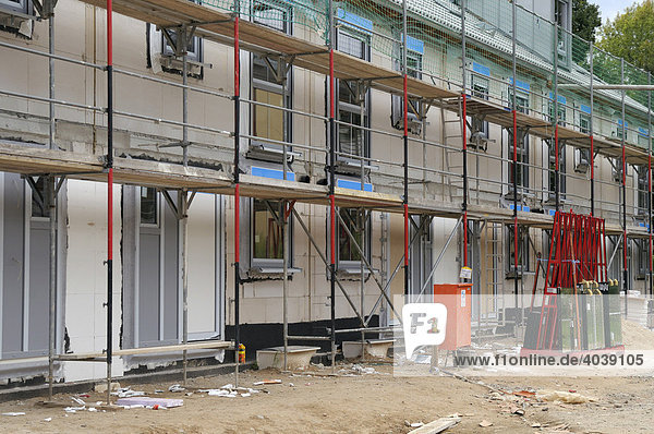 Eingerüsteter Reihenhaus-Rohbau mit bereits eingebauten Isolierfenstern  Bonn  Nordrhein-Westfalen  Deutschland  Europa
