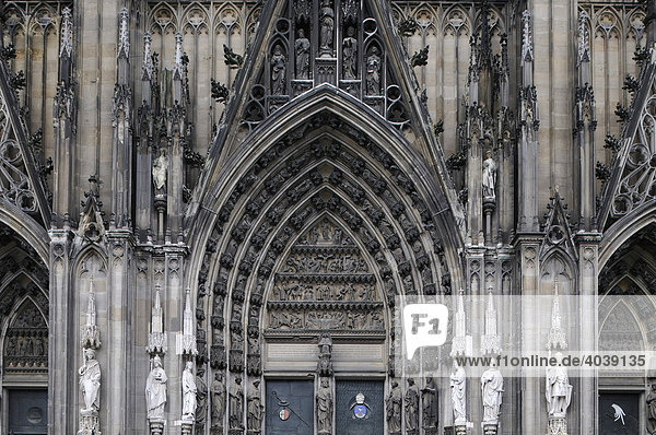 Westportal Kölner Dom  Blick auf Figuren an der mittleren gotischen Tür  Köln  Nordrhein-Westfalen  Deutschland  Europa