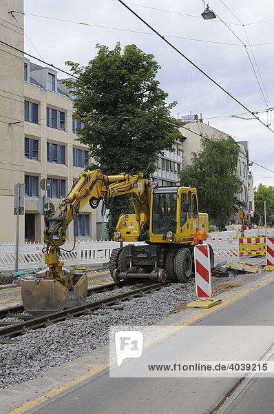 Baustelle Gleisbauarbeiten Straßenbahn  Spezialbagger auf den Schienen