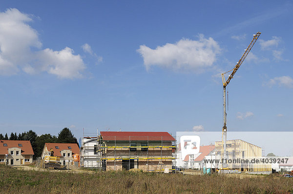 Neubaugebiet  verschiedene Häuser in unterschiedlicher Fertigstellung  darunter auch ein Holzhaus  Mettmann  Nordrhein-Westfalen  Deutschland  Europa