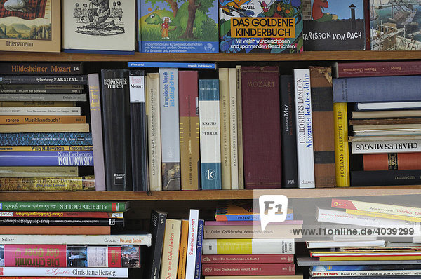 Randvolle Bücherregale  Antiquariat verschiedener Themen