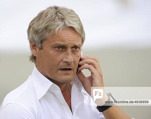 Trainer Armin VEH  VfB Stuttgart  telefoniert mit Handy am Ohr